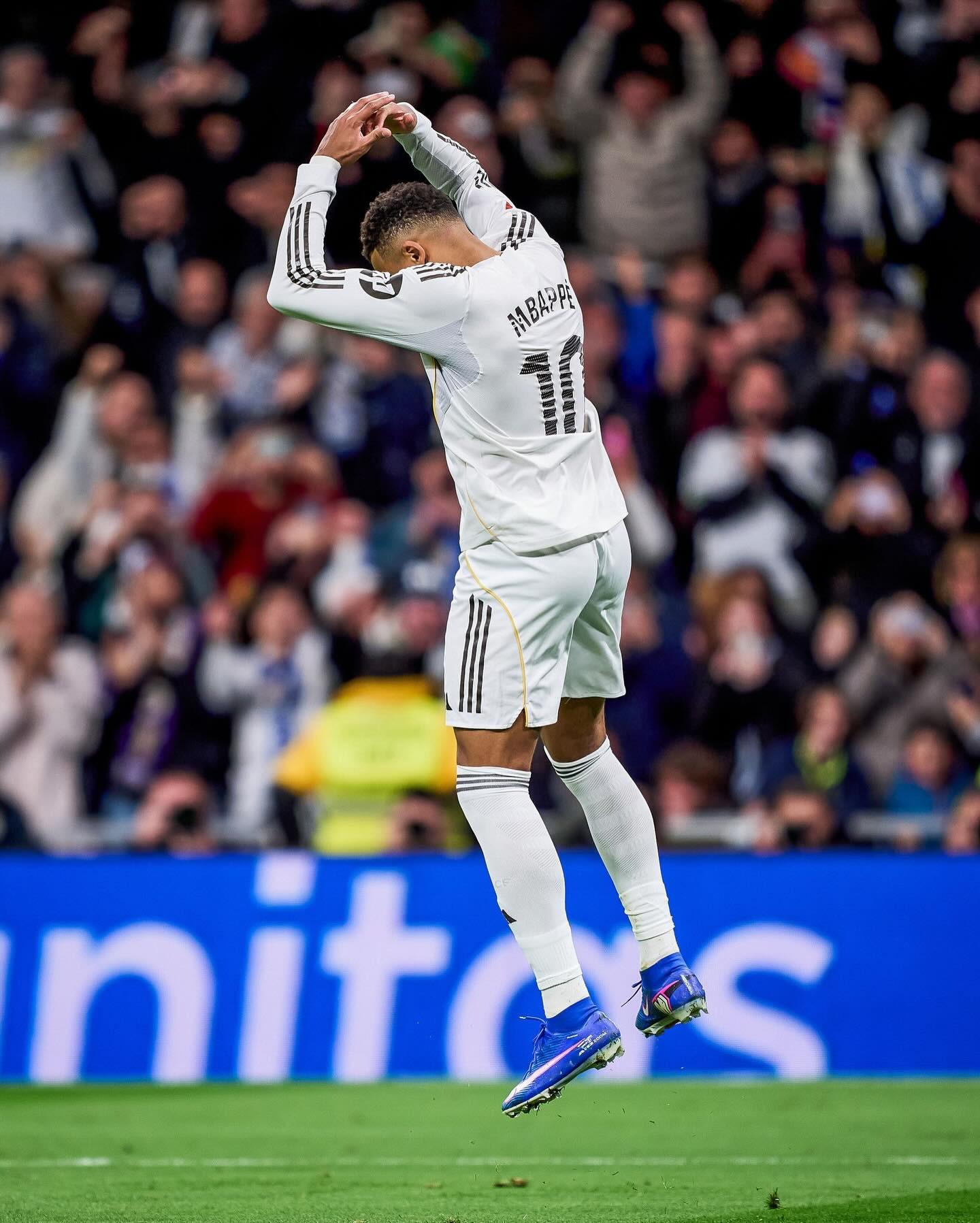 多特4-0十人黄潜，吉拉西双响，阿德耶米、斯文松建功，法比奥-席尔瓦失点