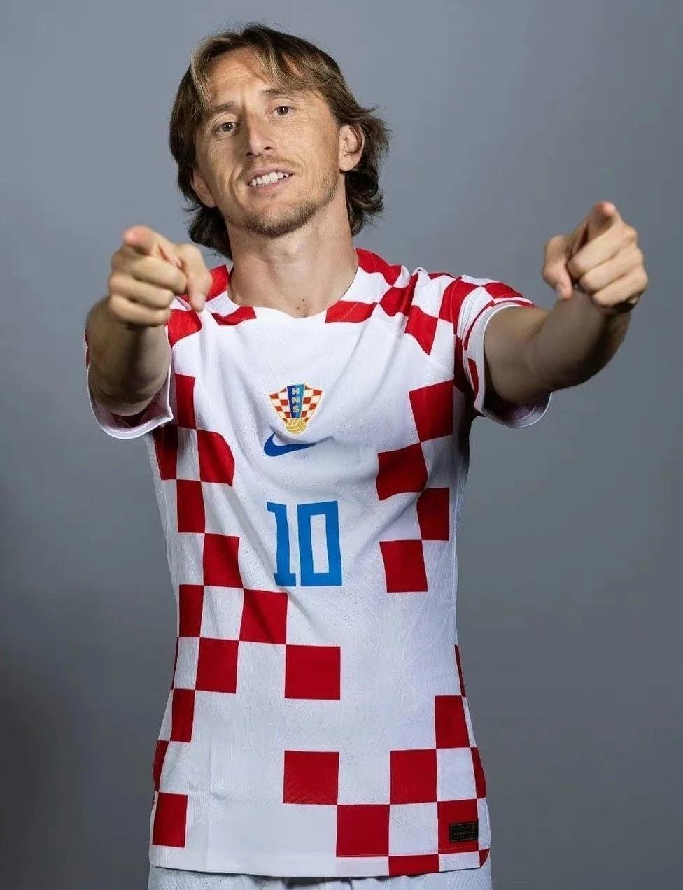 拜仁莱万梅开二度战胜门兴