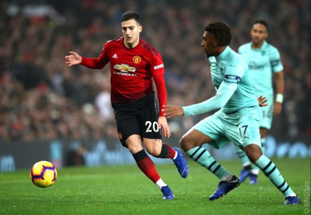 篮球篮网主力中锋脚踝扭伤，伤势待评估