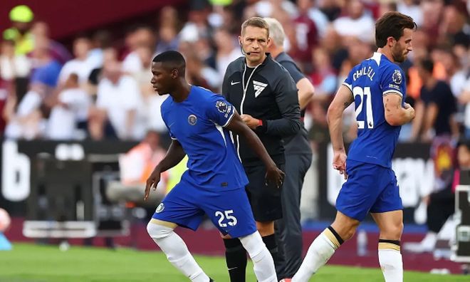 詹姆斯助攻队友完成精彩扣篮